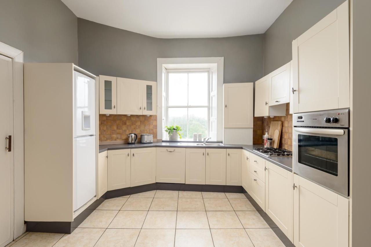 2 Bed Old Town Apartment - Next To Castle EDI Kültér fotó
